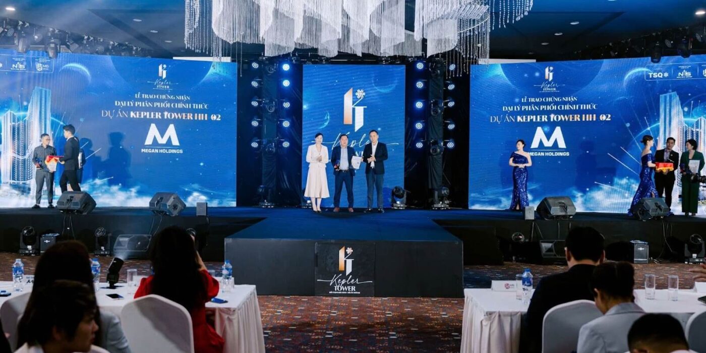 Đại diện Megan Holdings đã chính thức nhận kỉ niệm chương và chứng nhận đại lý F1 phân phối Kepler Tower HH-02.