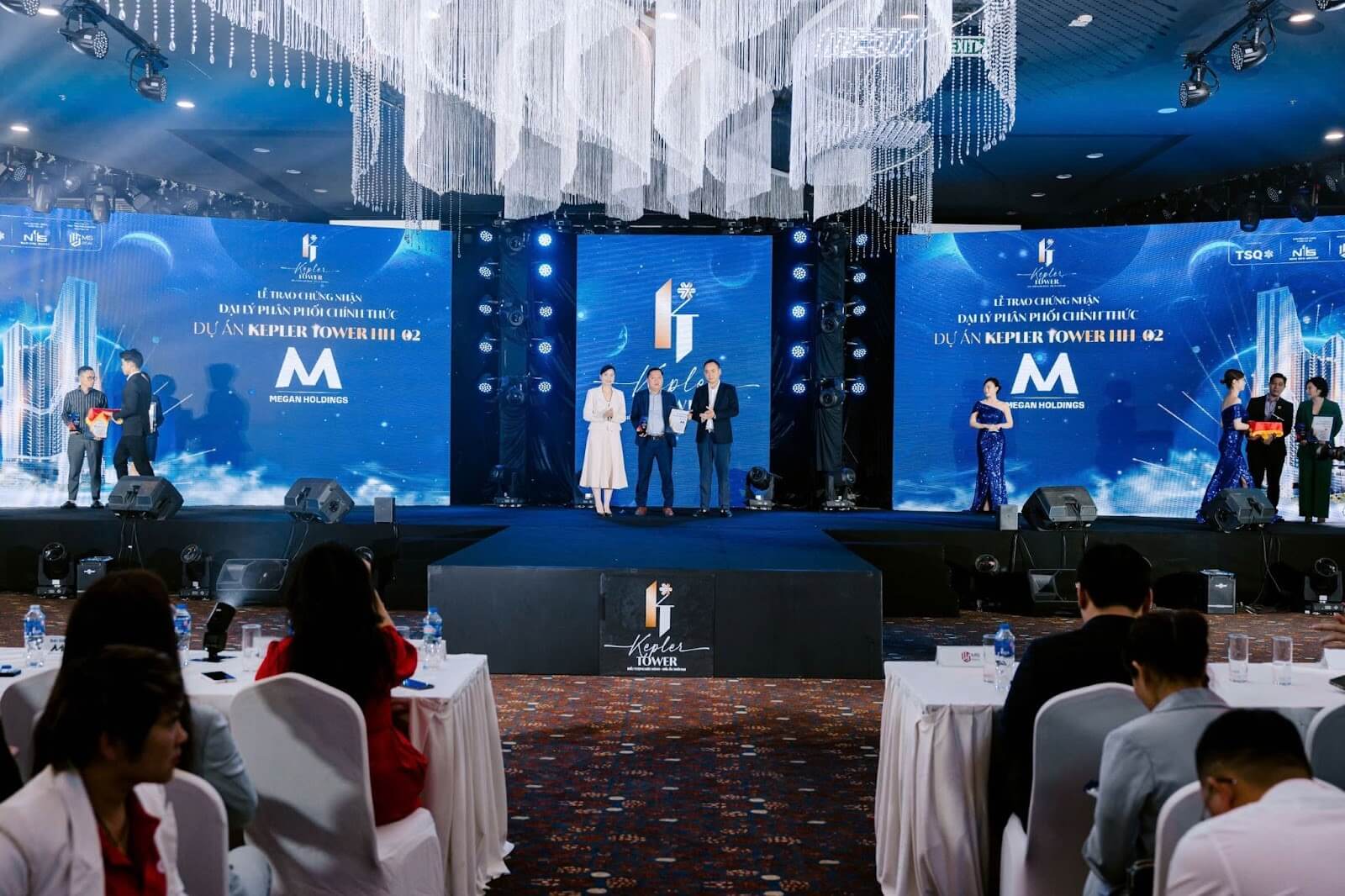 Đại diện Megan Holdings đã chính thức nhận kỉ niệm chương và chứng nhận đại lý F1 phân phối Kepler Tower HH-02.