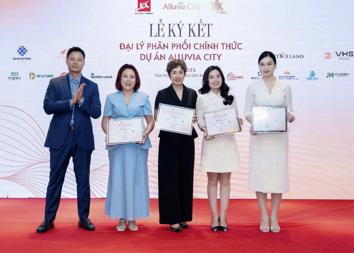 Tổng Giám Đốc Megan Holdings - Bà Lương Giang (bên ngoài tay phải) tham gia ký kết Đại lý phân phối chính thức dự án Alluvia City.